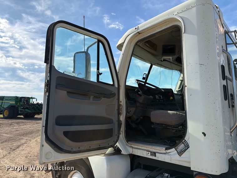 image for item FT8084 2007 Freightliner Columbia semi truck