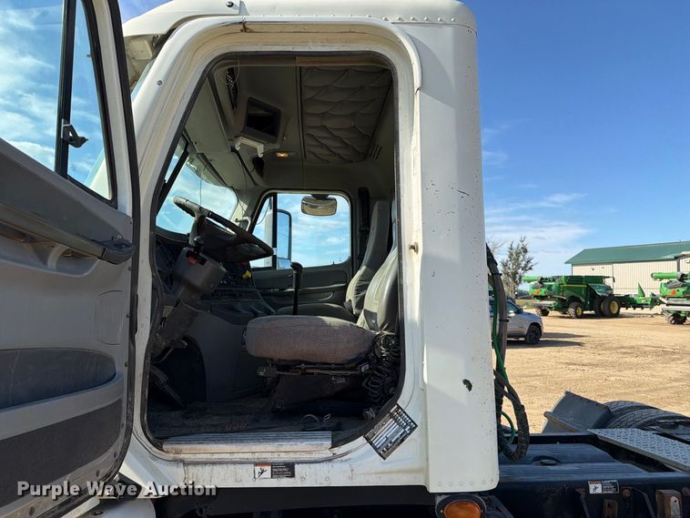 image for item FT8084 2007 Freightliner Columbia semi truck