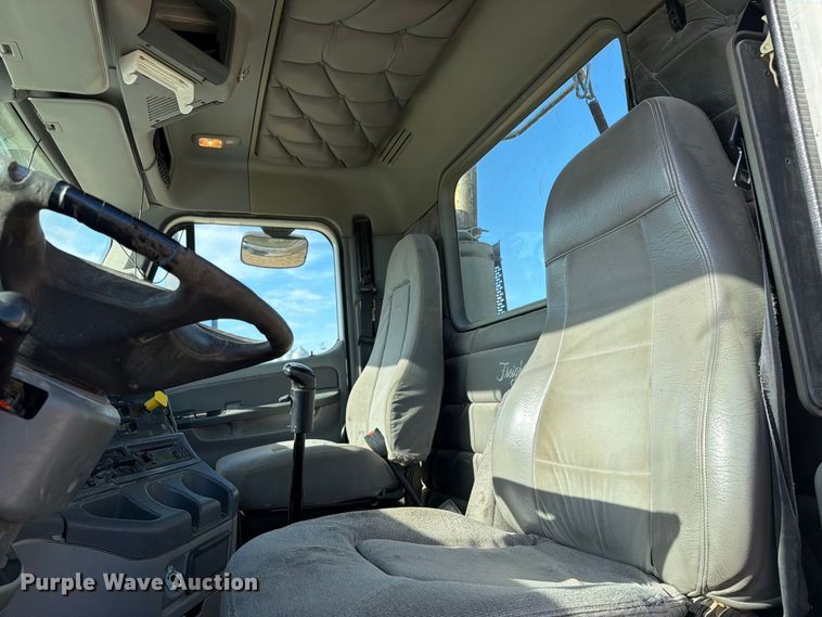 image for item FT8084 2007 Freightliner Columbia semi truck