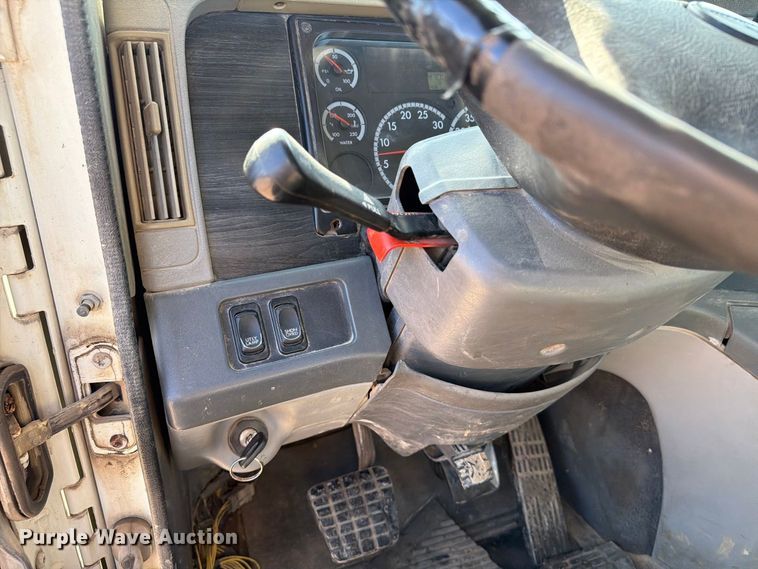 image for item FT8084 2007 Freightliner Columbia semi truck