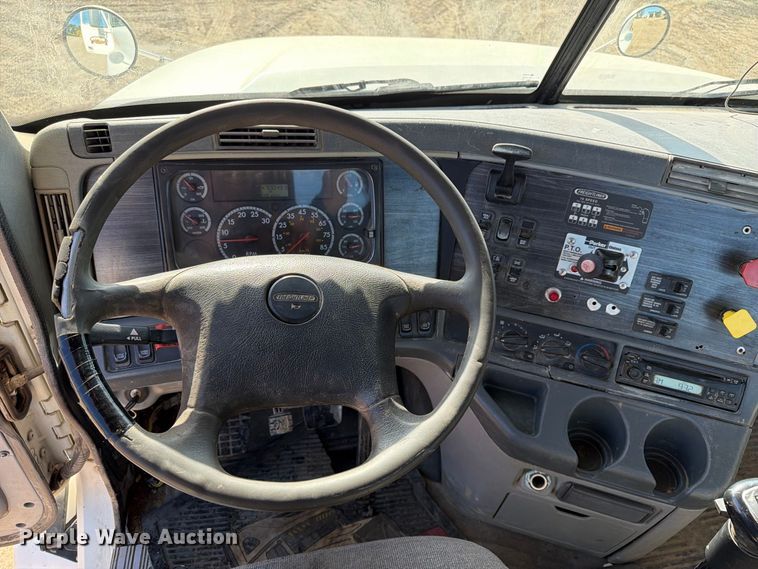image for item FT8084 2007 Freightliner Columbia semi truck