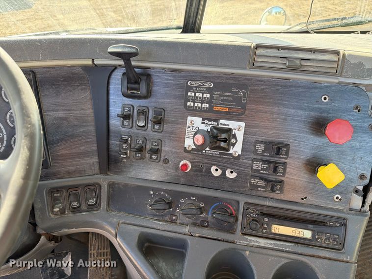 image for item FT8084 2007 Freightliner Columbia semi truck