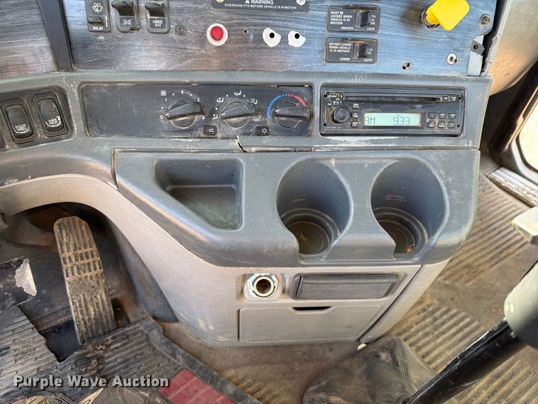 image for item FT8084 2007 Freightliner Columbia semi truck