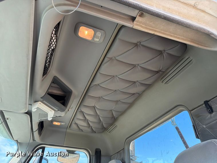 image for item FT8084 2007 Freightliner Columbia semi truck
