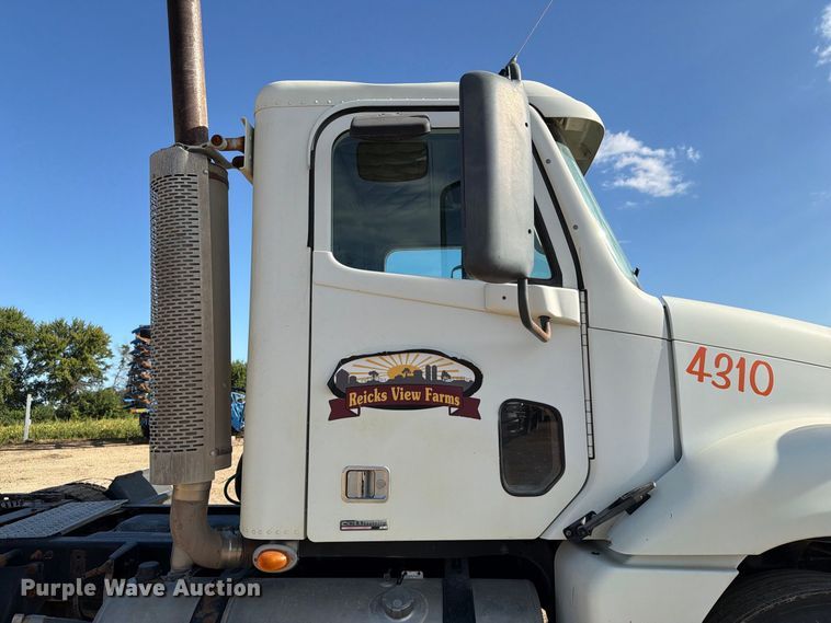 image for item FT8084 2007 Freightliner Columbia semi truck