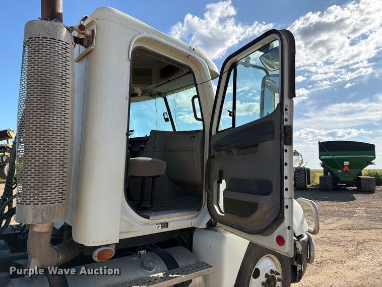 image for item FT8084 2007 Freightliner Columbia semi truck
