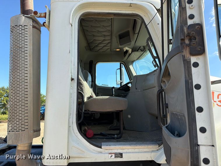 image for item FT8084 2007 Freightliner Columbia semi truck