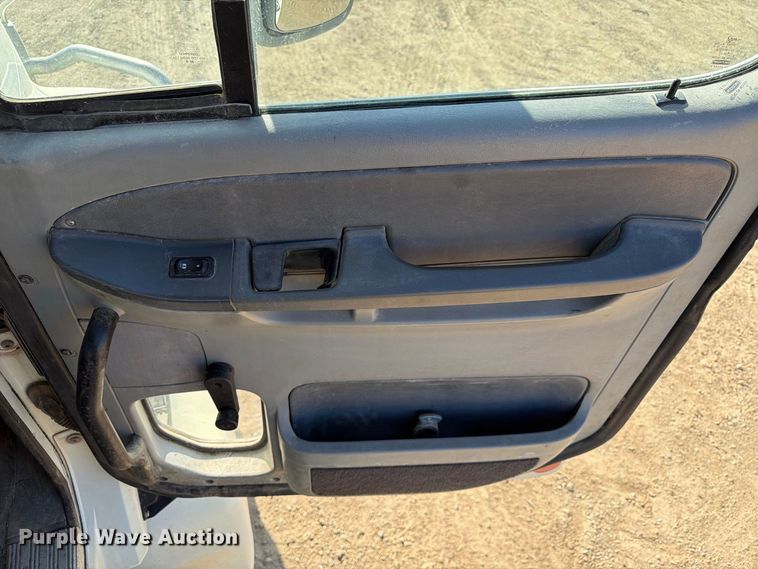 image for item FT8084 2007 Freightliner Columbia semi truck