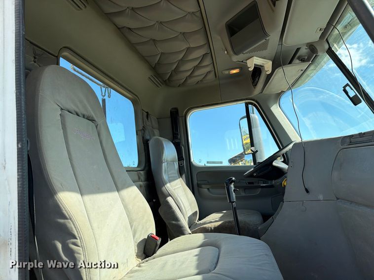 image for item FT8084 2007 Freightliner Columbia semi truck