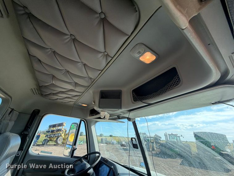 image for item FT8084 2007 Freightliner Columbia semi truck