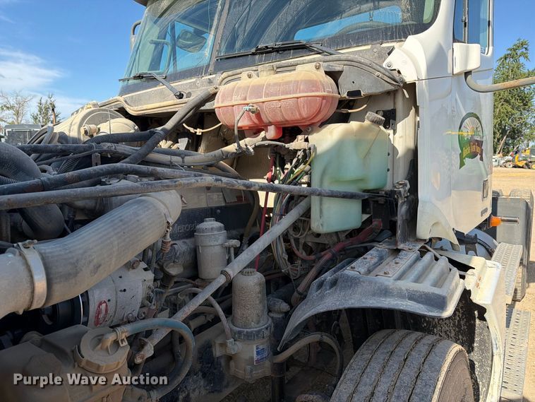 image for item FT8084 2007 Freightliner Columbia semi truck