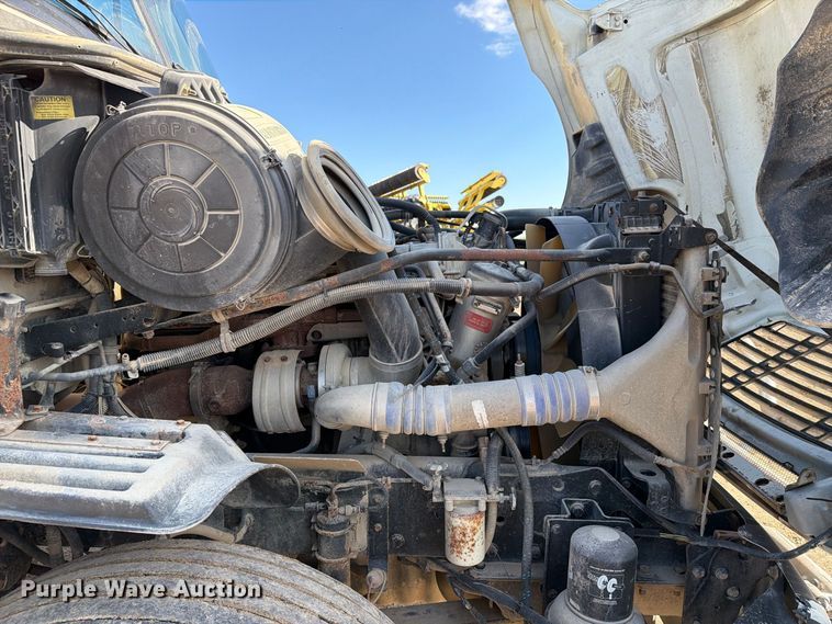 image for item FT8084 2007 Freightliner Columbia semi truck