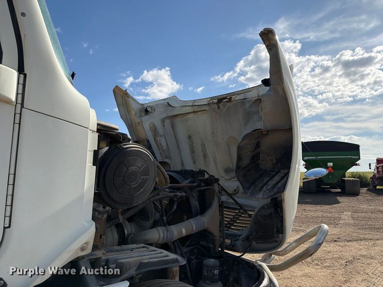 image for item FT8084 2007 Freightliner Columbia semi truck