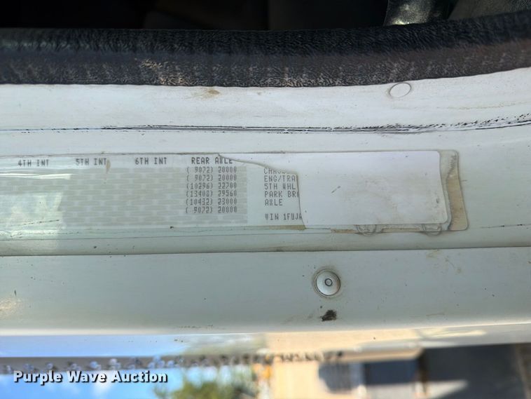 image for item FT8084 2007 Freightliner Columbia semi truck