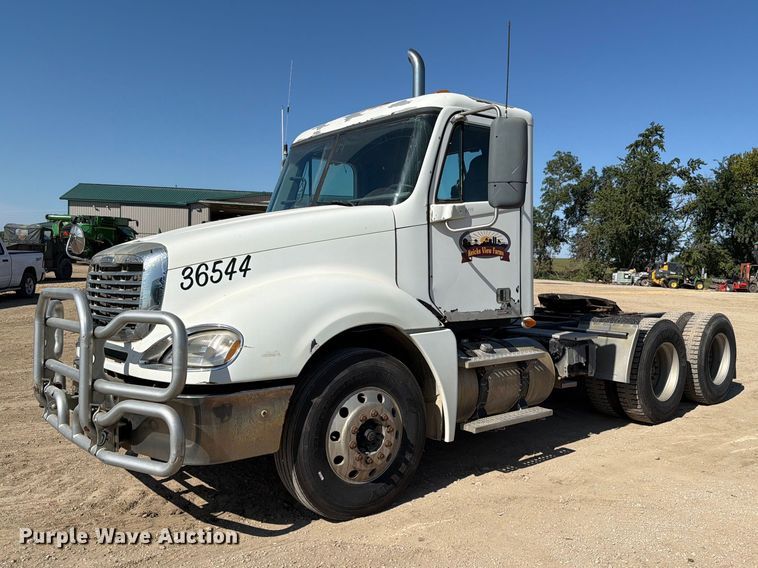 2007 Freightliner Columbia semi truck