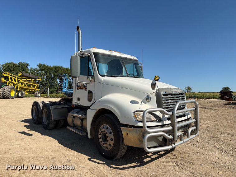 image for item FT8085 2007 Freightliner Columbia semi truck