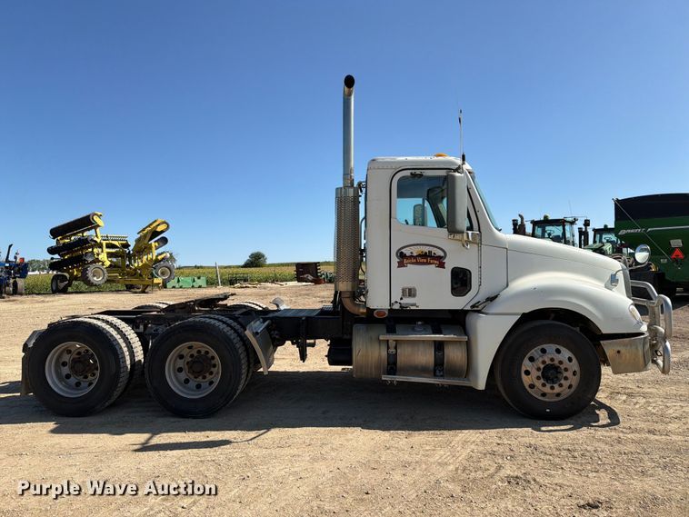 image for item FT8085 2007 Freightliner Columbia semi truck