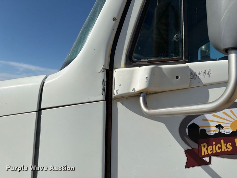 image for item FT8085 2007 Freightliner Columbia semi truck