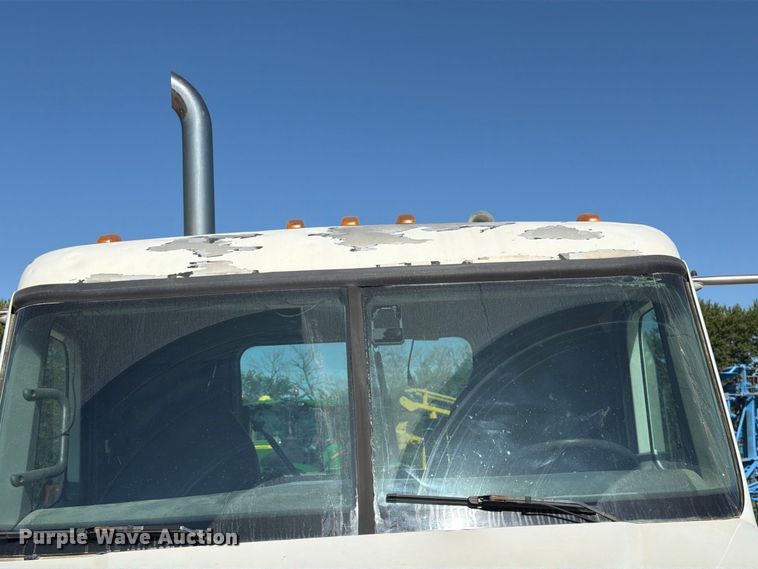 image for item FT8085 2007 Freightliner Columbia semi truck
