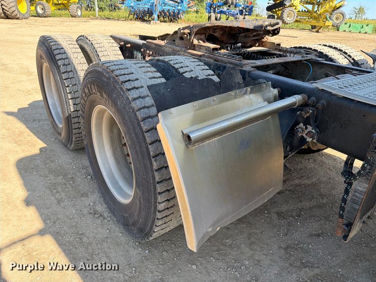 image for item FT8085 2007 Freightliner Columbia semi truck
