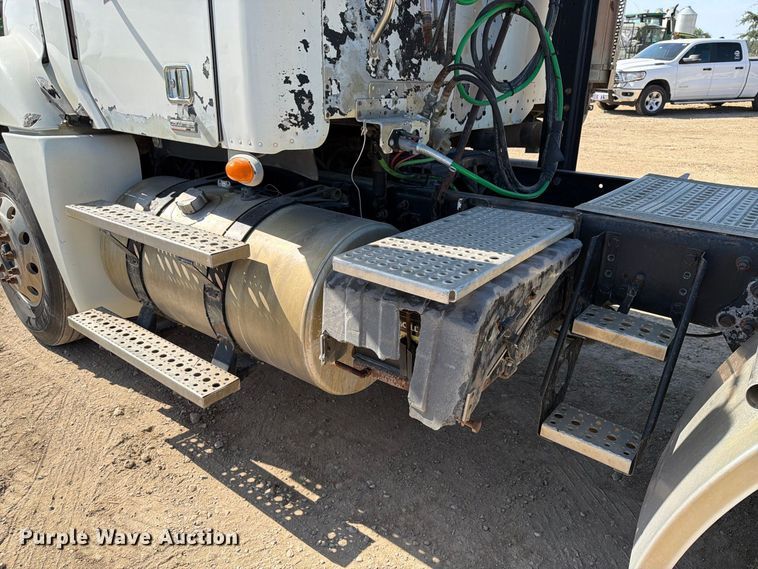 image for item FT8085 2007 Freightliner Columbia semi truck