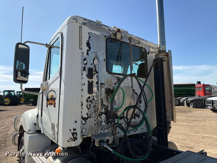 image for item FT8085 2007 Freightliner Columbia semi truck