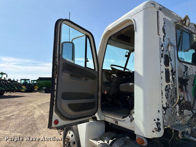 image for item FT8085 2007 Freightliner Columbia semi truck