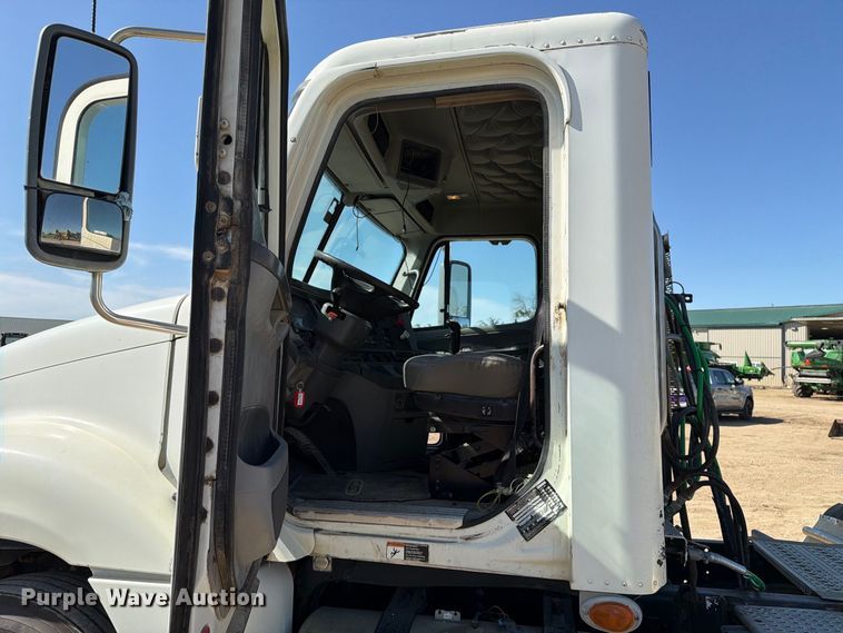 image for item FT8085 2007 Freightliner Columbia semi truck