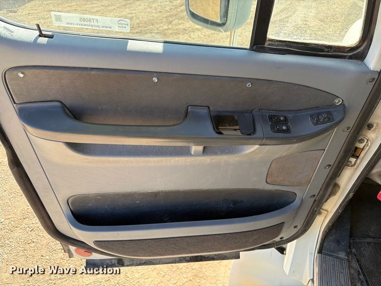 image for item FT8085 2007 Freightliner Columbia semi truck