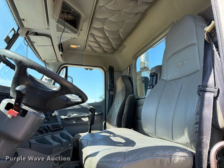image for item FT8085 2007 Freightliner Columbia semi truck