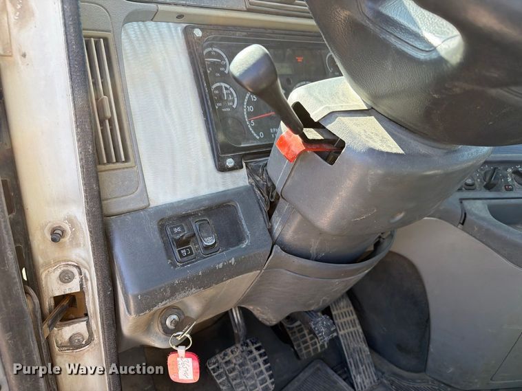 image for item FT8085 2007 Freightliner Columbia semi truck