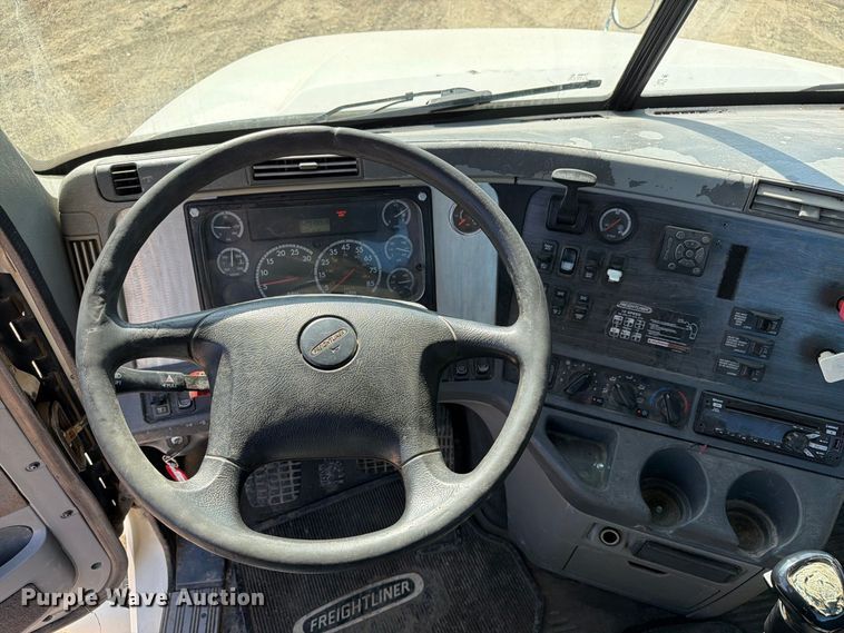 image for item FT8085 2007 Freightliner Columbia semi truck