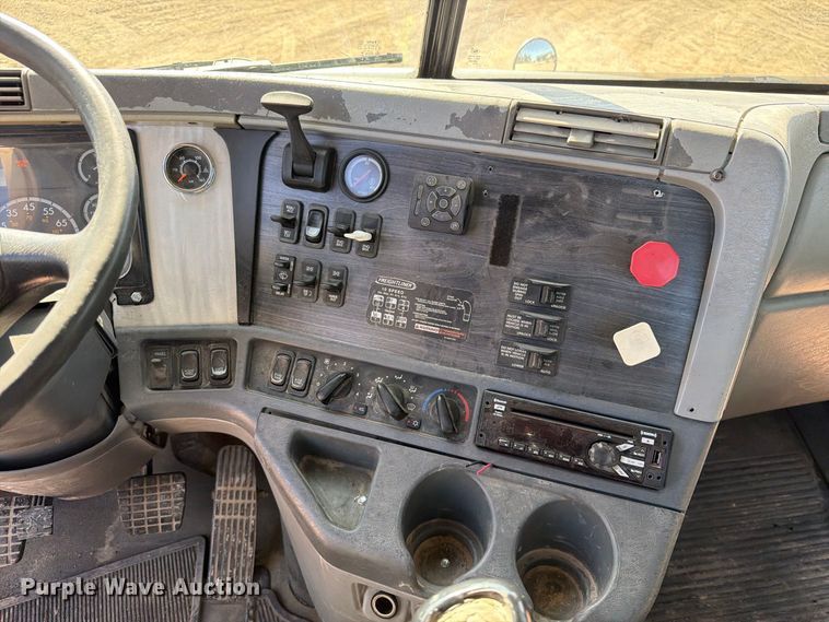 image for item FT8085 2007 Freightliner Columbia semi truck