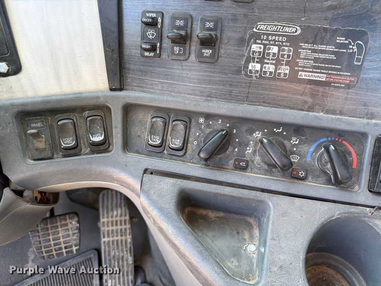image for item FT8085 2007 Freightliner Columbia semi truck