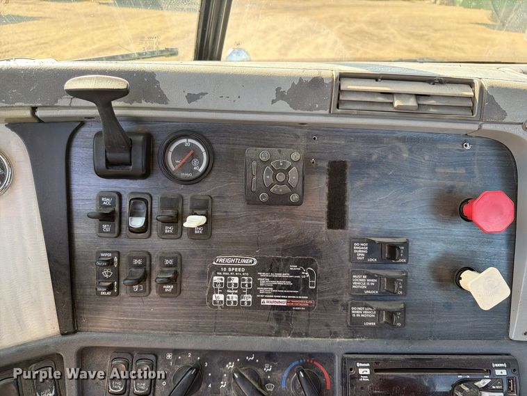 image for item FT8085 2007 Freightliner Columbia semi truck