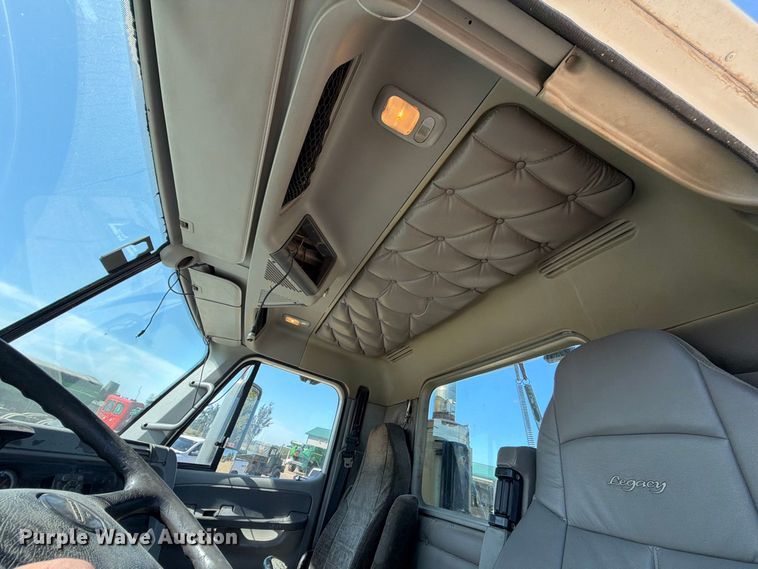 image for item FT8085 2007 Freightliner Columbia semi truck