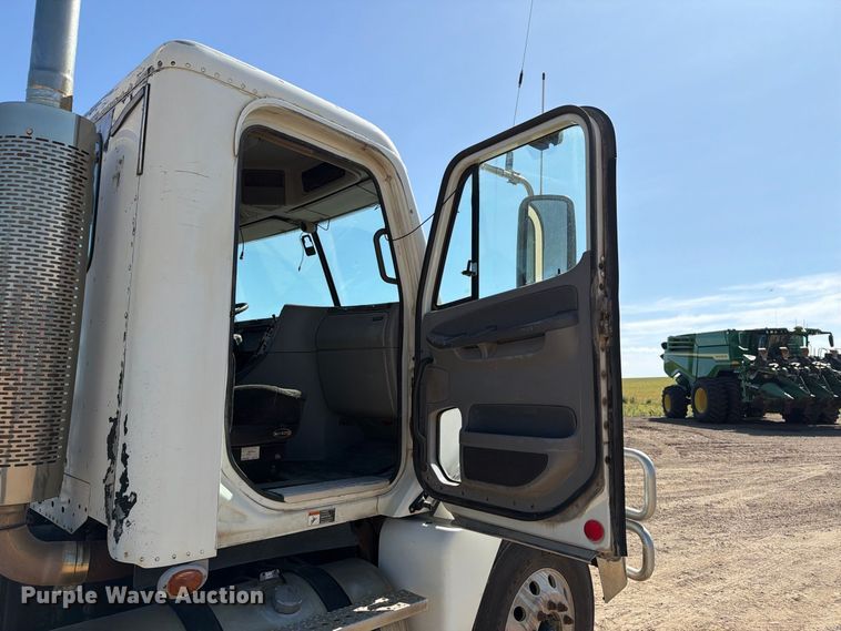 image for item FT8085 2007 Freightliner Columbia semi truck