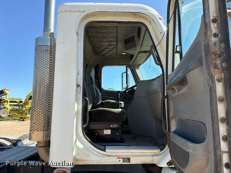 image for item FT8085 2007 Freightliner Columbia semi truck