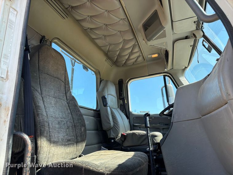 image for item FT8085 2007 Freightliner Columbia semi truck