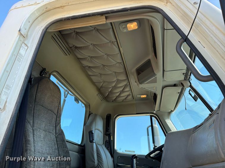 image for item FT8085 2007 Freightliner Columbia semi truck