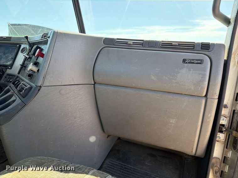image for item FT8085 2007 Freightliner Columbia semi truck