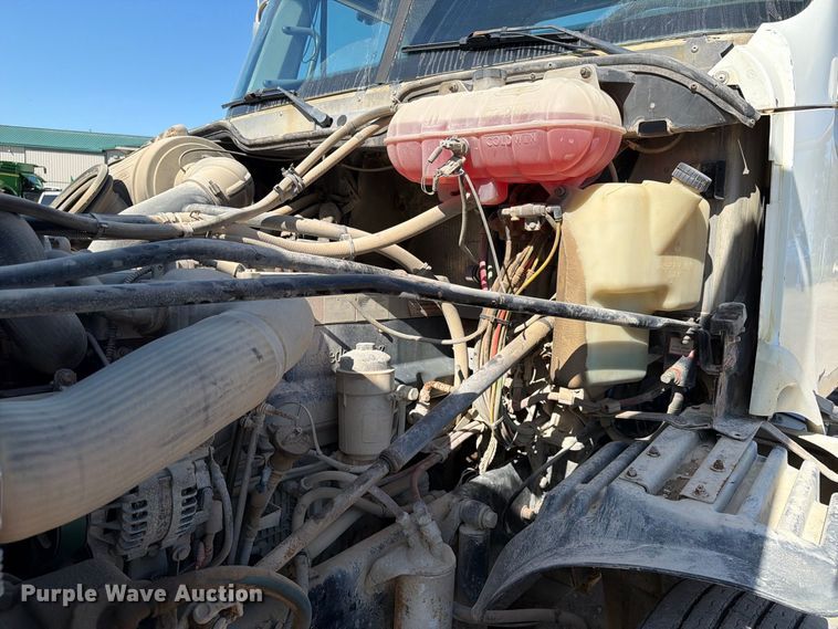 image for item FT8085 2007 Freightliner Columbia semi truck