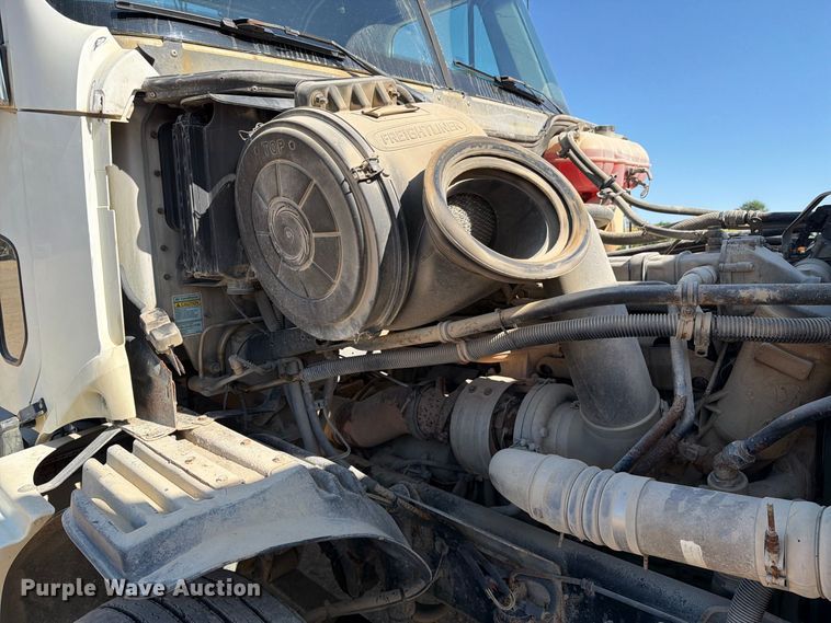 image for item FT8085 2007 Freightliner Columbia semi truck