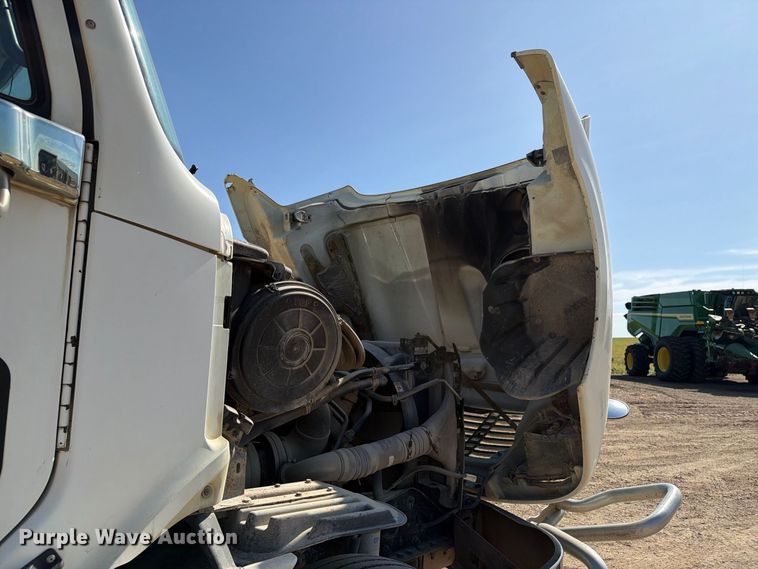 image for item FT8085 2007 Freightliner Columbia semi truck