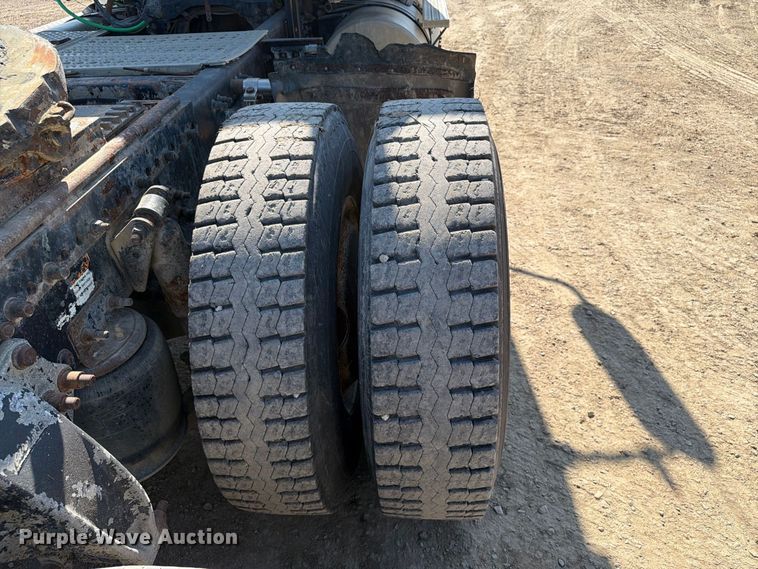image for item FT8085 2007 Freightliner Columbia semi truck