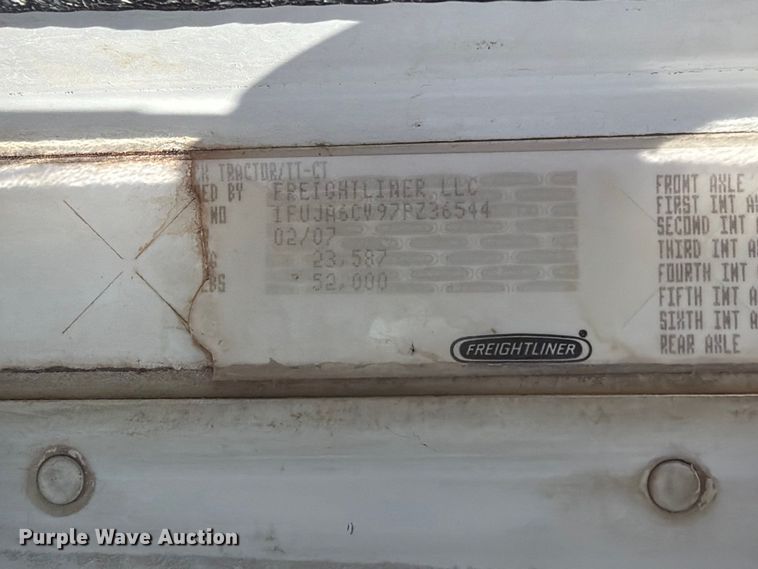 image for item FT8085 2007 Freightliner Columbia semi truck