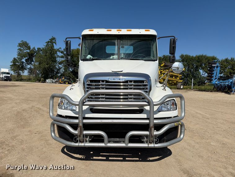 image for item FT8086 2006 Freightliner Columbia semi truck