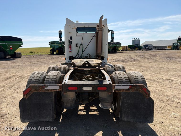 image for item FT8086 2006 Freightliner Columbia semi truck
