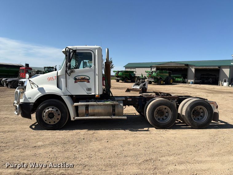 image for item FT8086 2006 Freightliner Columbia semi truck