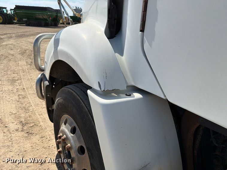 image for item FT8086 2006 Freightliner Columbia semi truck